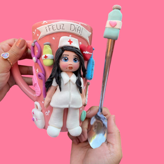 Taza larga con enfermera con cuchara