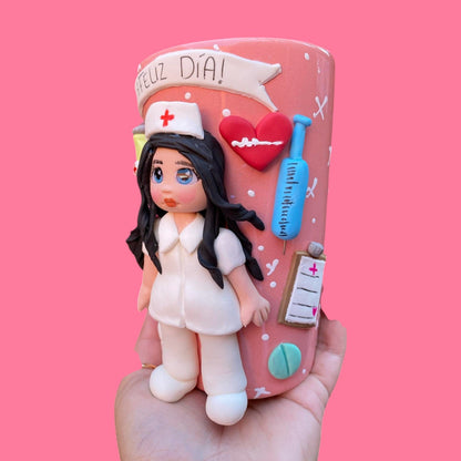 Taza larga con enfermera con cuchara
